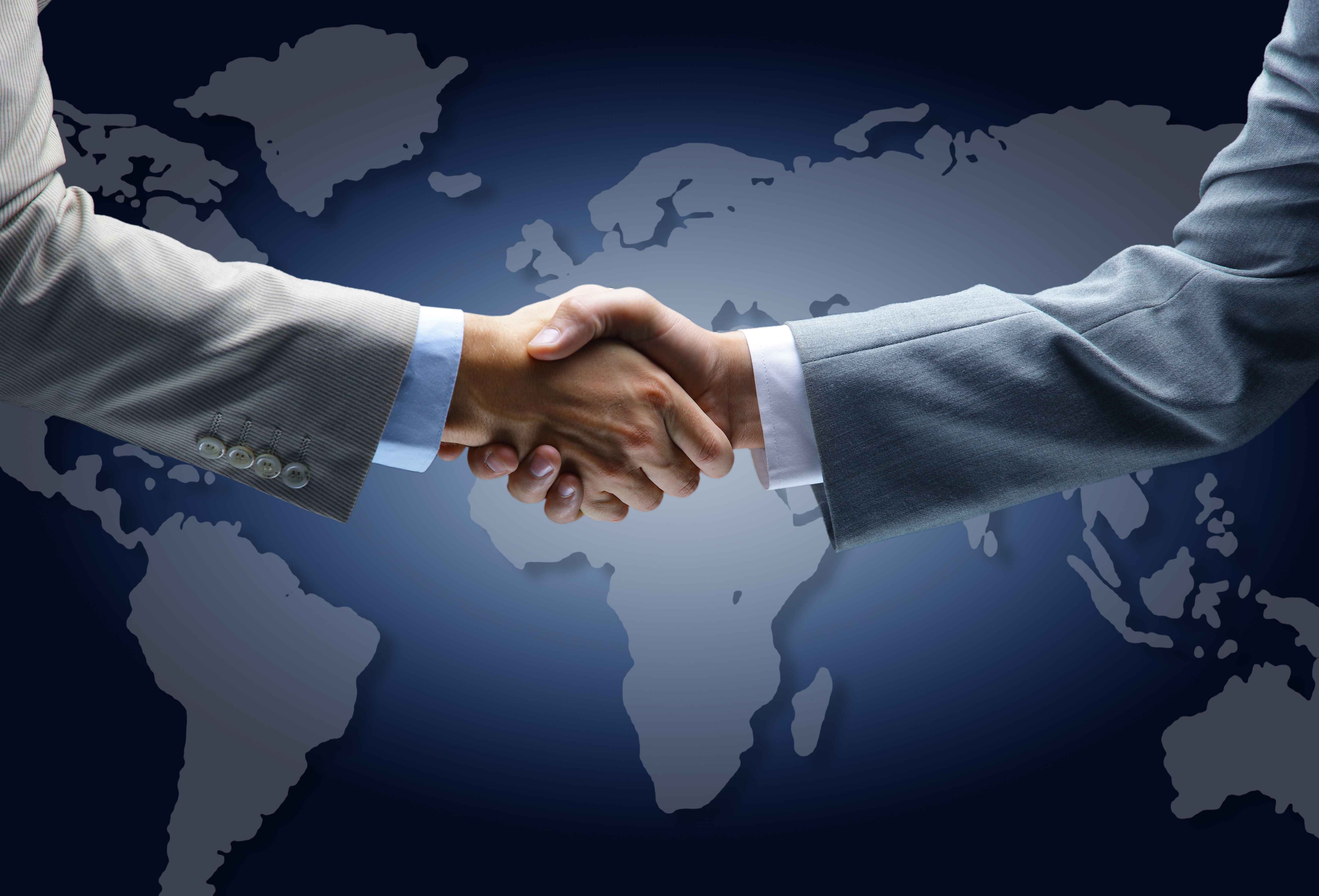 Международное экономическое и социальное сотрудничество. Рукопожатие на черном фоне. Рукопожатие сделка. Партнерство. Сотрудничество с партнерами.