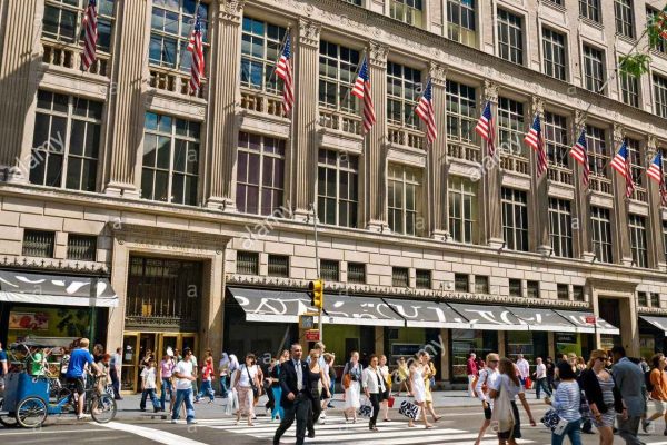 saks-fifth-avenue-department-store-and-crowd-of-shoppers-and-tourists-CWTE94